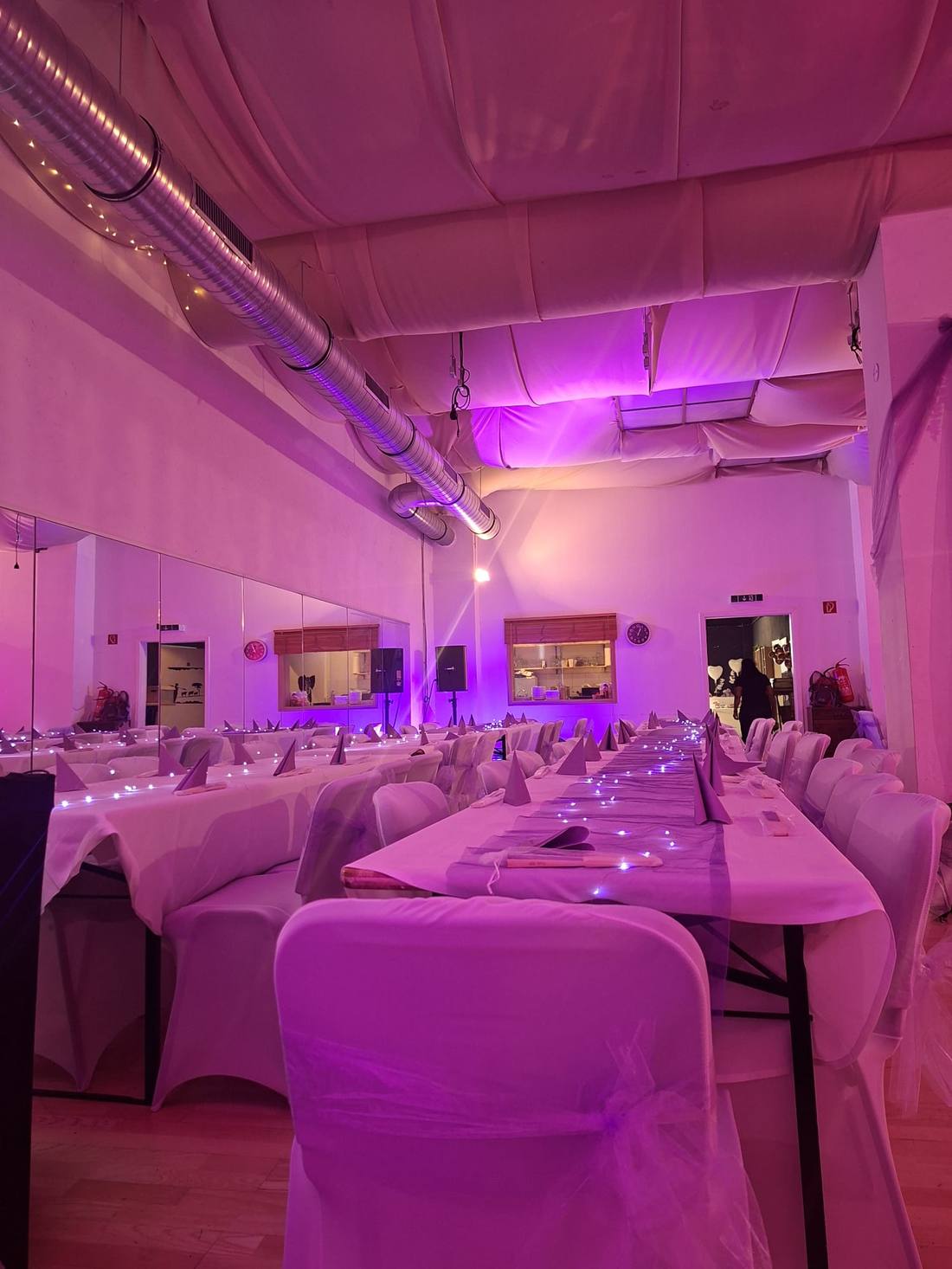 Festlich dekorierter Partyraum für Kindergeburtstag in Köln, Georgstraße 5, mit langen Tischen und Lichterketten