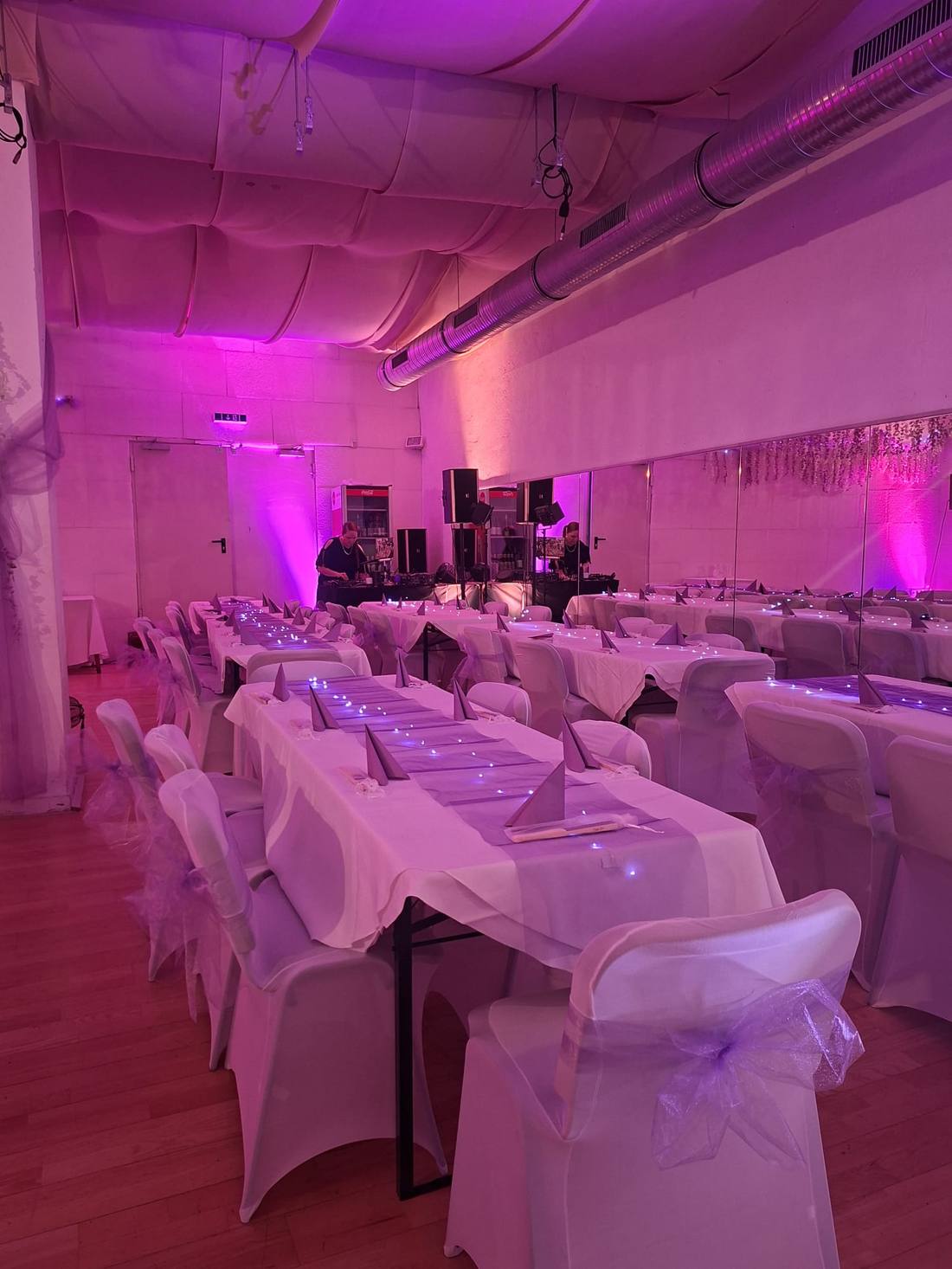 Partyraum Köln mit langer festlich gedeckter Tafel, Lichterketten und DJ-Bereich für Kindergeburtstag