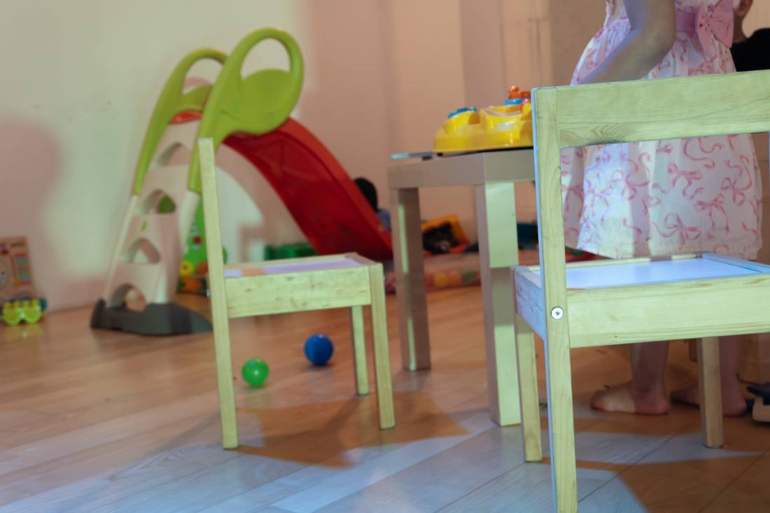 Kindertisch mit passenden Stühlen im Spielbereich für Kindergeburtstage in Köln