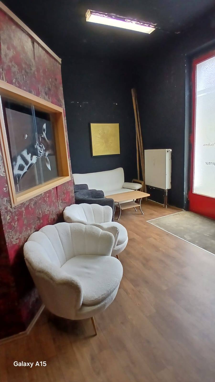 Lounge-Bereich mit gemütlichen Sesseln im Eingangsbereich des Partyraums Köln