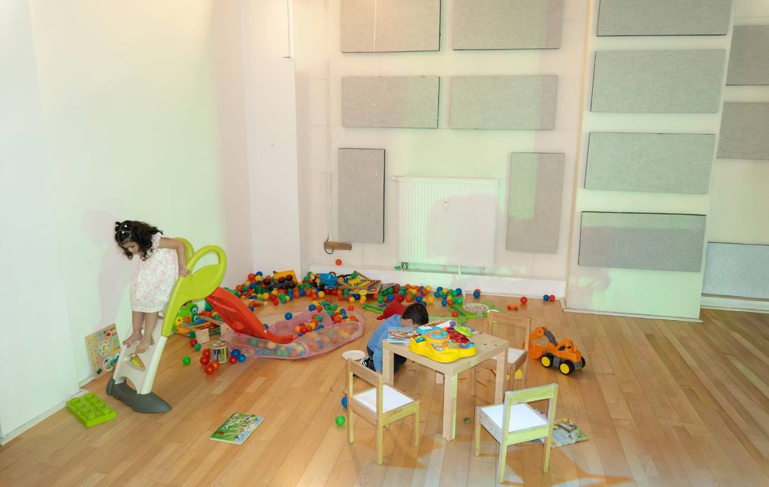 Spielbereich mit Bällebad und Rutsche für Kinder im Partyraum Köln